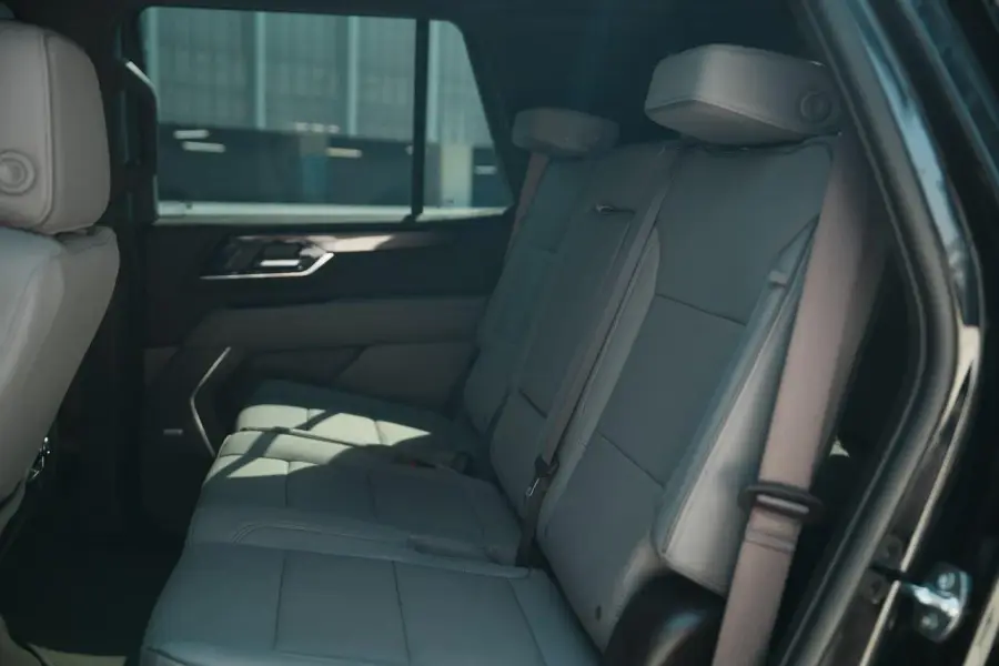Rent GMC Yukon Black in Dubai — photo 2 of 8