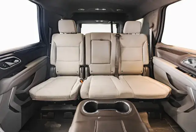 Rent GMC Yukon White in Dubai — photo 6 of 8
