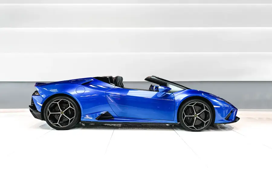 Rent Lamborghini Evo Spyder Blue in Dubai — photo 2 of 6