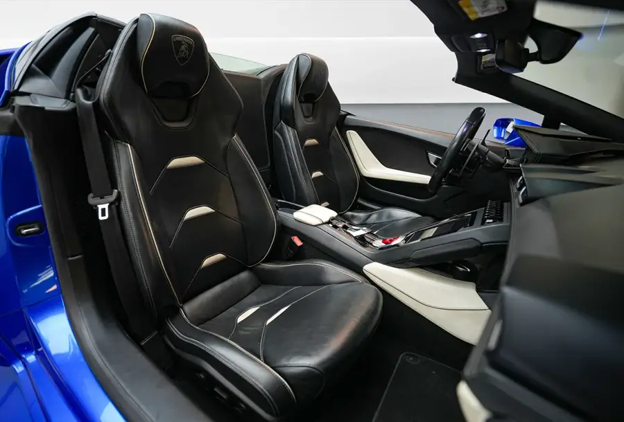 Rent Lamborghini Evo Spyder Blue in Dubai — photo 5 of 6