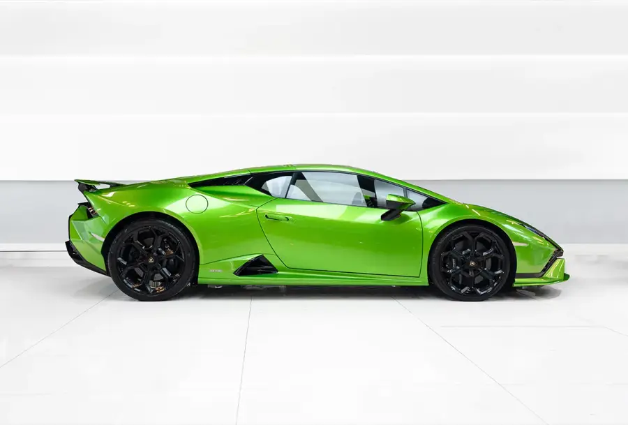 Rent Lamborghini Huracan Tecnica Green in Dubai — photo 5 of 7
