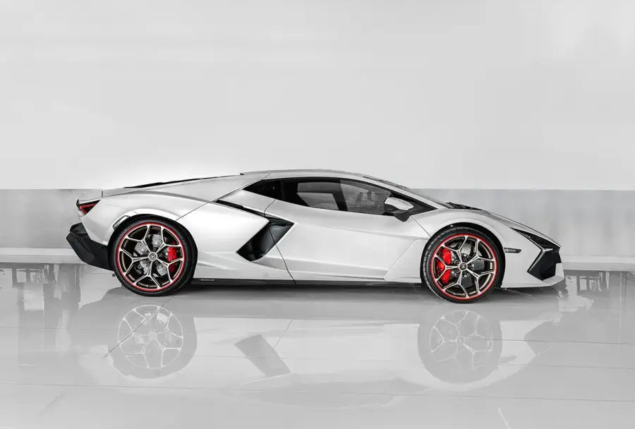 Rent Lamborghini Revuelto White in Dubai — photo 3 of 9
