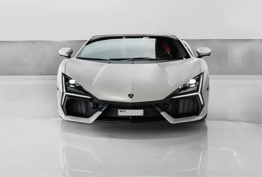 Rent Lamborghini Revuelto White in Dubai — photo 5 of 9