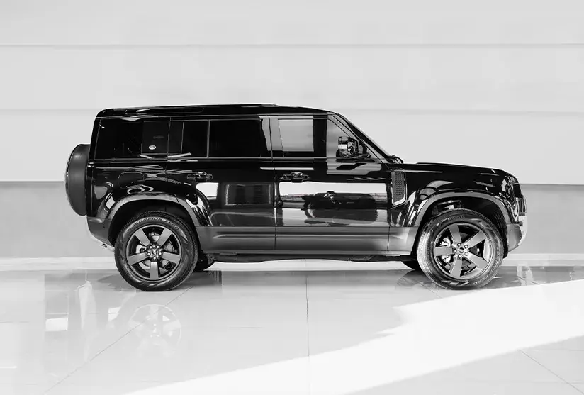 Rent Land Rover Defender Black in Dubai — photo 4 of 8