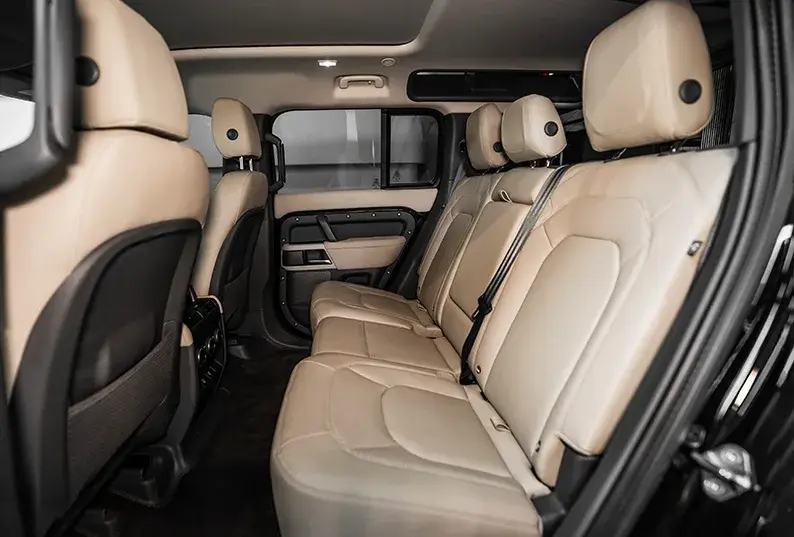 Rent Land Rover Defender Black in Dubai — photo 8 of 8