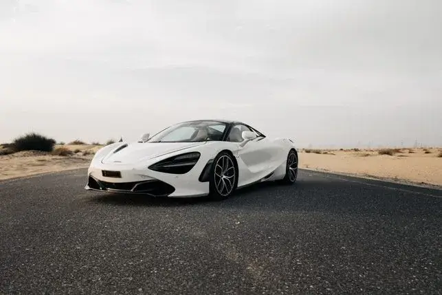 Alquile un Mclaren 720S Spider Blanco en Dubái — foto 2 de 7