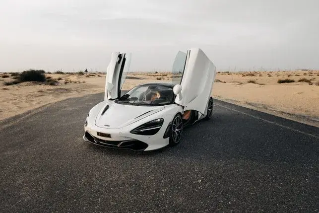 Alquile un Mclaren 720S Spider Blanco en Dubái — foto 3 de 7
