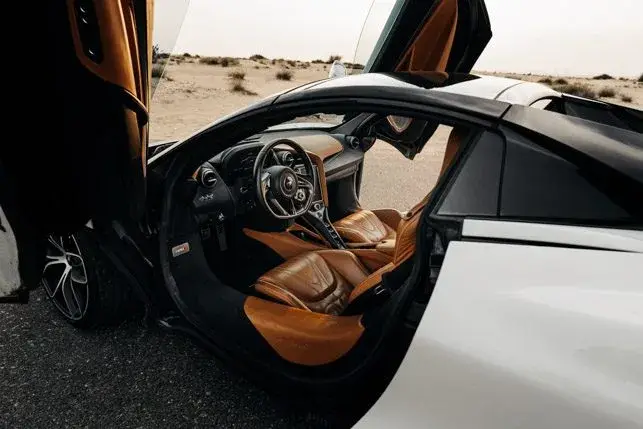 Alquile un Mclaren 720S Spider Blanco en Dubái — foto 4 de 7