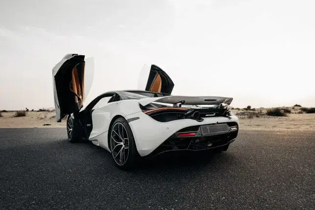Alquile un Mclaren 720S Spider Blanco en Dubái — foto 5 de 7