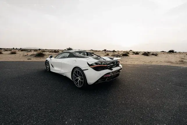 Alquile un Mclaren 720S Spider Blanco en Dubái — foto 6 de 7