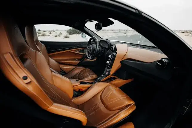 Alquile un Mclaren 720S Spider Blanco en Dubái — foto 7 de 7