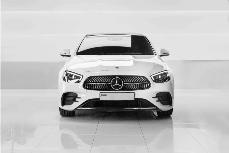 เช่ารถ Mercedes E 300 สีขาวในดูไบ — Mercedes-Benz — รูปที่ 2 จาก 7