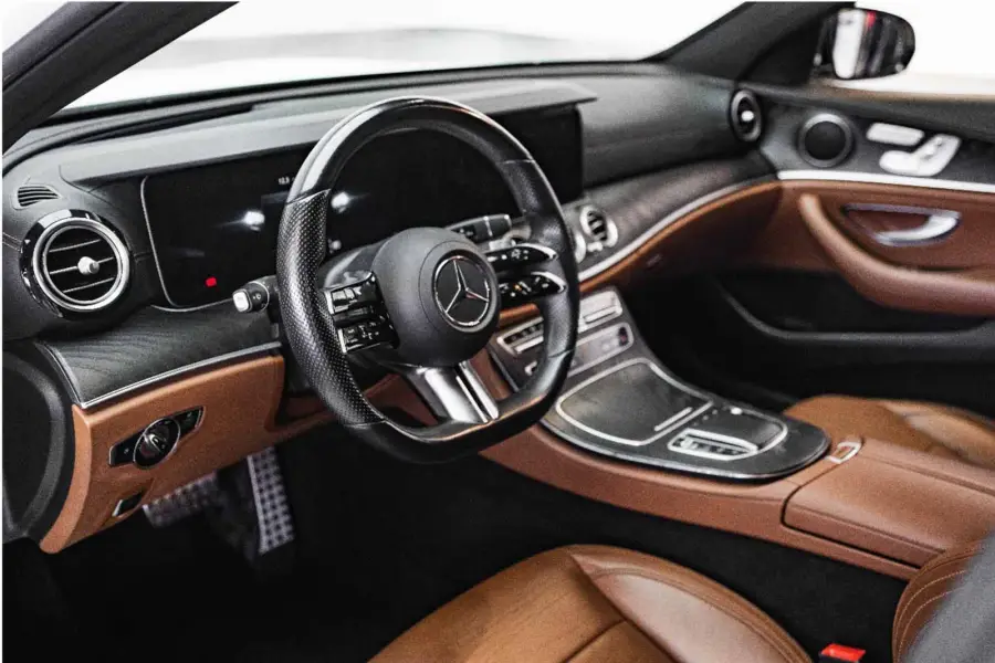 เช่ารถ Mercedes E 300 สีขาวในดูไบ — Mercedes-Benz — รูปที่ 4 จาก 7