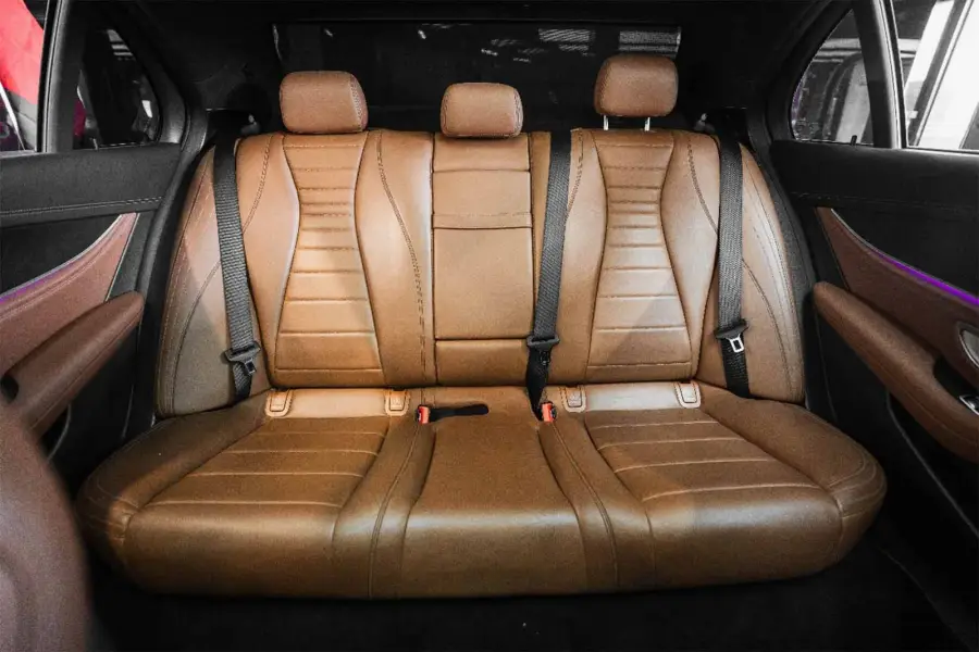 เช่ารถ Mercedes E 300 สีขาวในดูไบ — Mercedes-Benz — รูปที่ 5 จาก 7