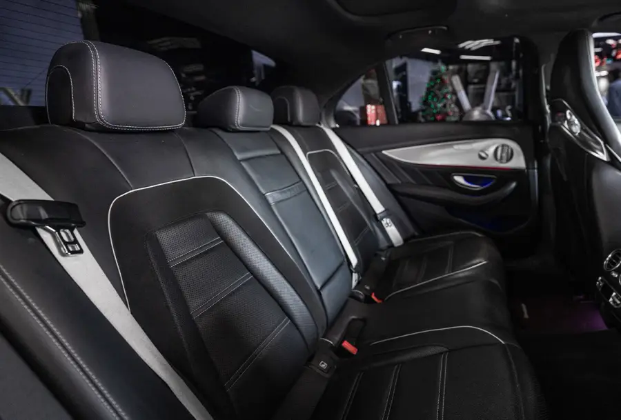 เช่ารถ Mercedes E63s สีขาวในดูไบ — Mercedes-Benz — รูปที่ 3 จาก 9