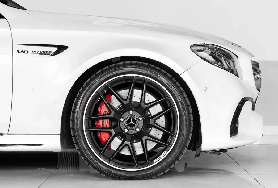 เช่ารถ Mercedes E63s สีขาวในดูไบ — Mercedes-Benz — รูปที่ 9 จาก 9