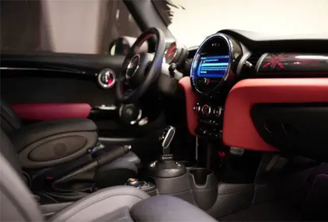 Rent Mini Cooper Black in Dubai — photo 3 of 4