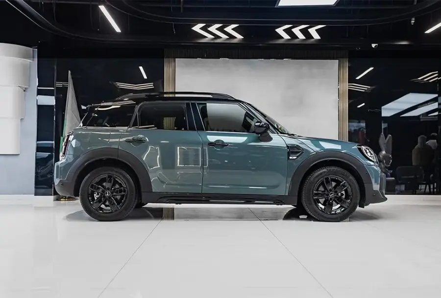 Rent Mini Cooper Countryman Black in Dubai — photo 2 of 8