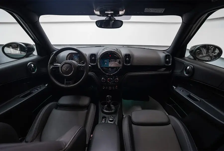Rent Mini Cooper Countryman Black in Dubai — photo 6 of 8