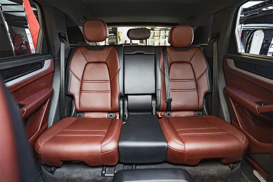 Rent Porsche Cayenne Silver in Dubai — photo 7 of 8