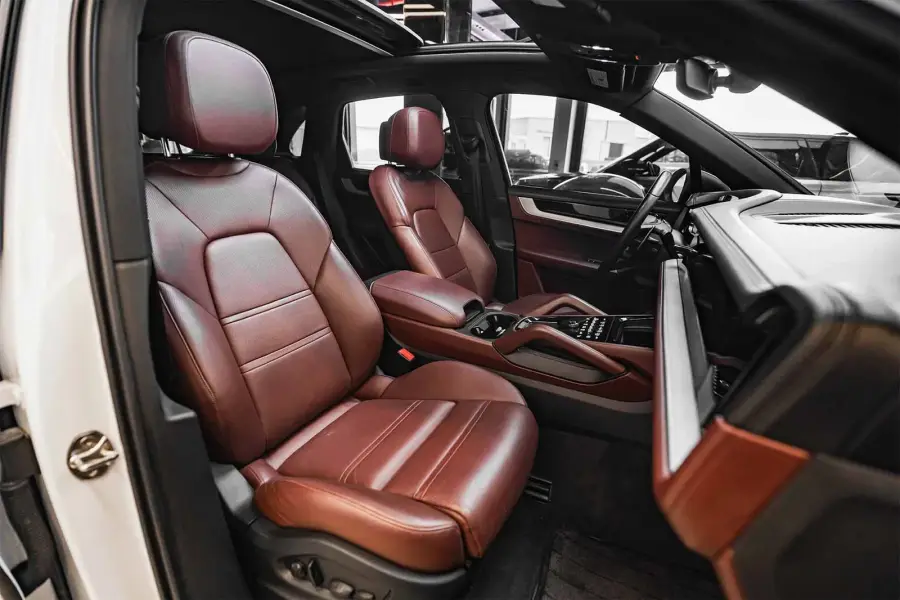Rent Porsche Cayenne Silver in Dubai — photo 8 of 8