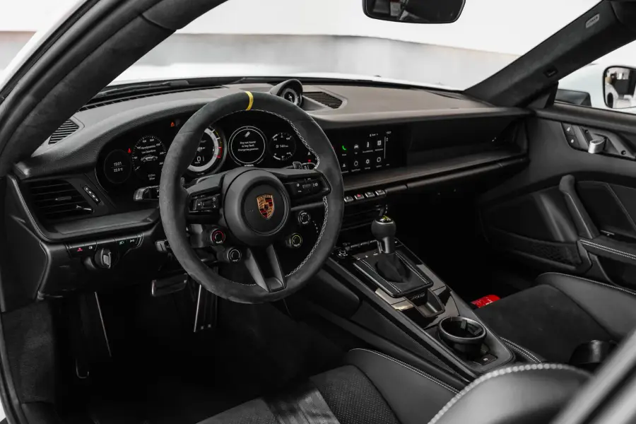 Alquiler de coches Porsche GT3 RS Blanco en Dubái — foto 5 de 9