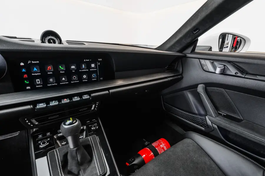 Alquiler de coches Porsche GT3 RS Blanco en Dubái — foto 6 de 9