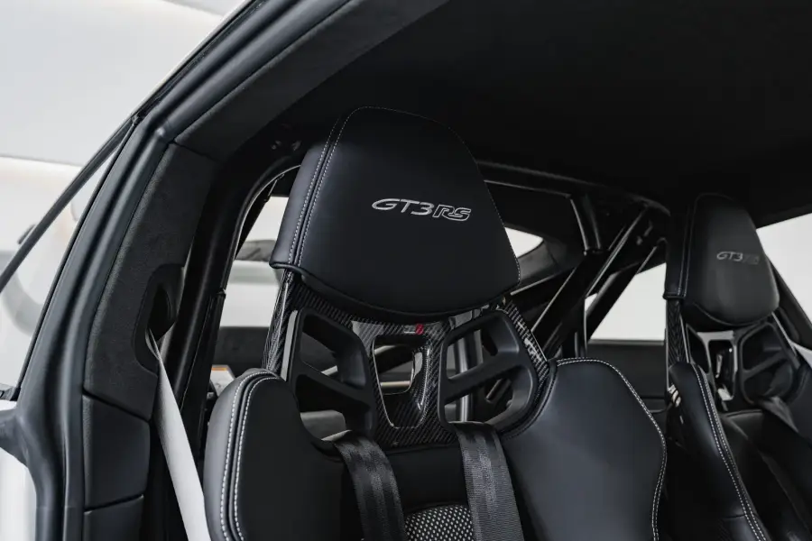 Alquiler de coches Porsche GT3 RS Blanco en Dubái — foto 8 de 9