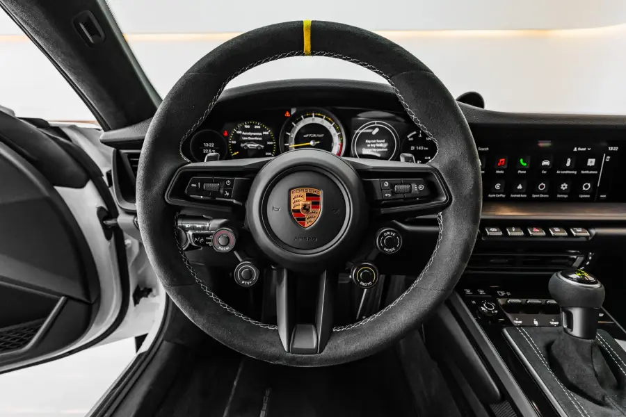 Alquiler de coches Porsche GT3 RS Blanco en Dubái — foto 9 de 9