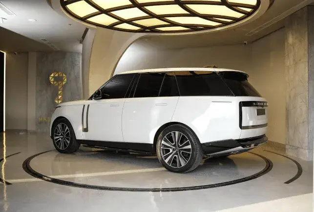 Rent Range Rover Vogue White in Dubai — photo 2 of 6