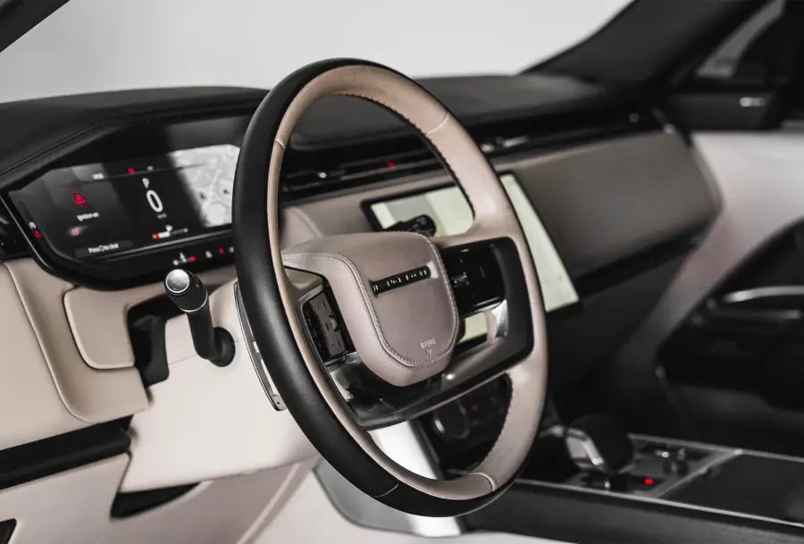 Rent Range Rover Vogue Silver in Dubai — photo 6 of 7