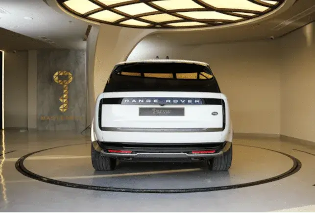 Rent Range Rover Vogue White in Dubai — photo 4 of 6