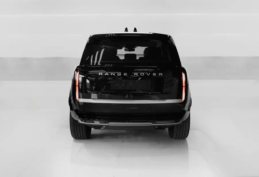 Rent Range Rover Vogue Black in Dubai — photo 4 of 9