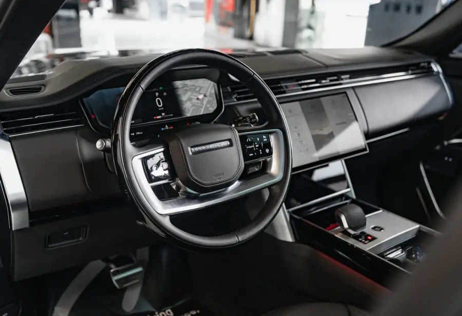 Rent Range Rover Vogue Black in Dubai — photo 8 of 9