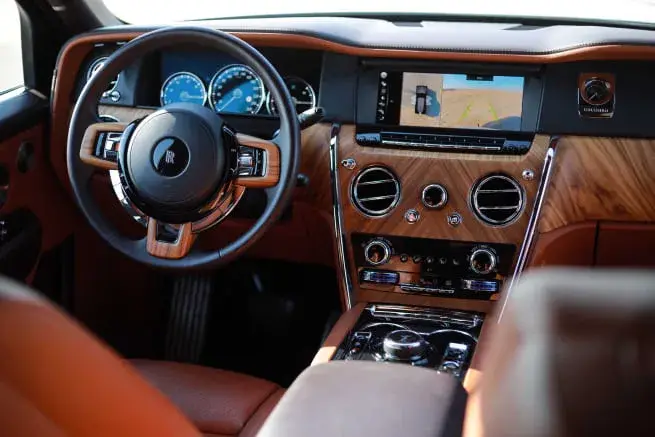 Rent Rolls Royce Cullinan White in Dubai — Rolls-Royce — photo 4 of 6
