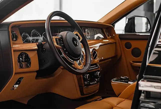 Rent Rolls Royce Phantom Green in Dubai — Rolls-Royce — photo 7 of 7