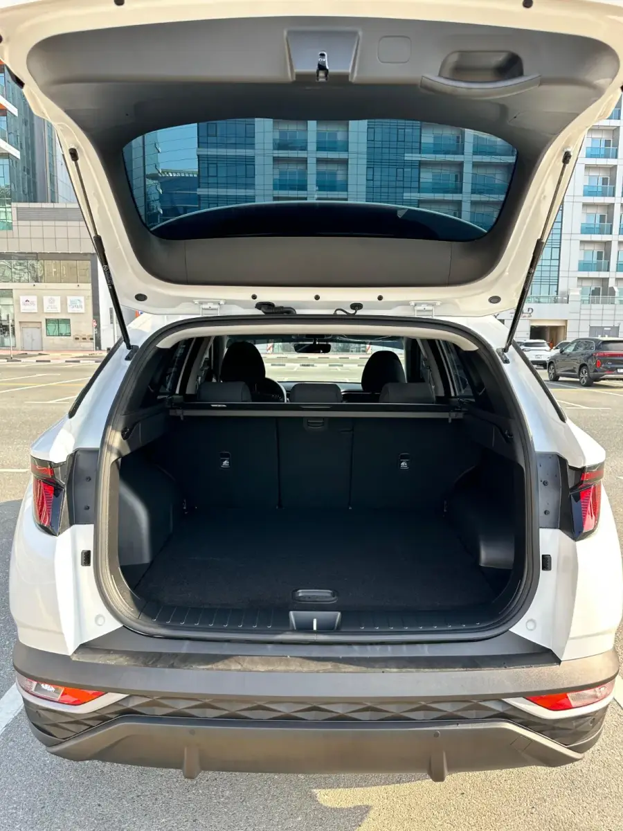 Аренда авто Hyundai Tucson белого цвета 2024 в Дубае в аренду в Дубай, ОАЭ — Hyundai — фото 6 из 7