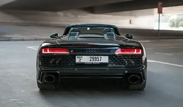在迪拜租赁黑色奥迪R8 Spyder — Audi — 第 5 张，共 9 张