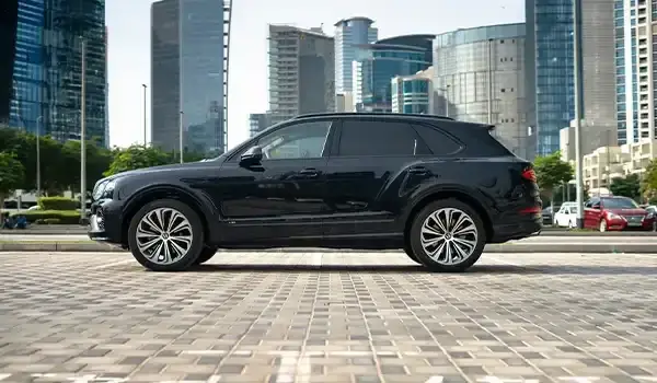 Rent Bentley Bentayga Black in Dubai — photo 3 of 9