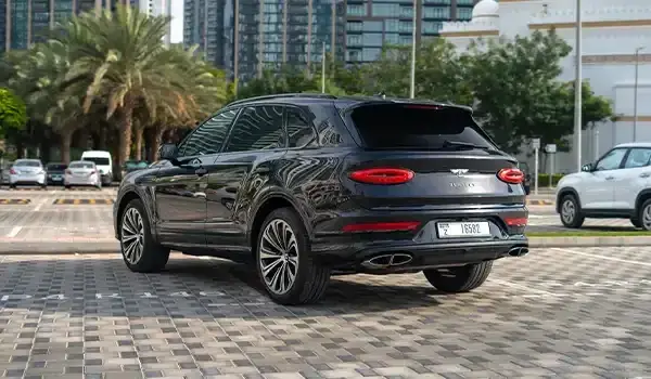 Rent Bentley Bentayga Black in Dubai — photo 5 of 9