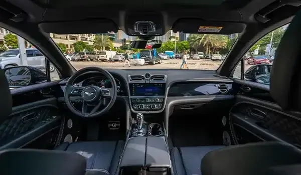 Rent Bentley Bentayga Black in Dubai — photo 8 of 9