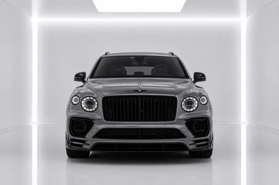 Alquile un Bentley Bentayga Mansory Negro en Dubái — foto 2 de 7