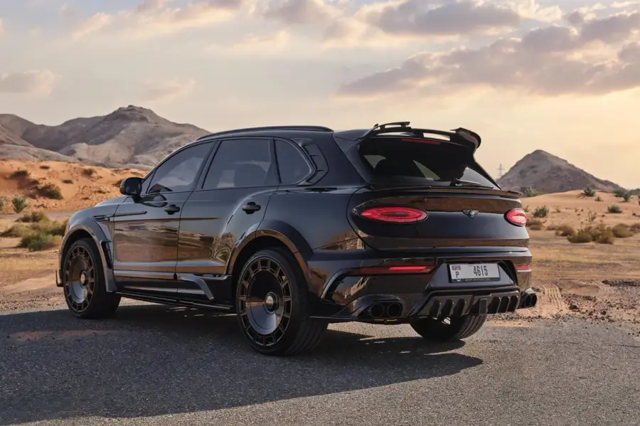 Alquile un Bentley Bentayga Mansory Negro en Dubái — foto 3 de 7