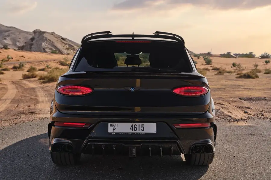 Alquile un Bentley Bentayga Mansory Negro en Dubái — foto 4 de 7