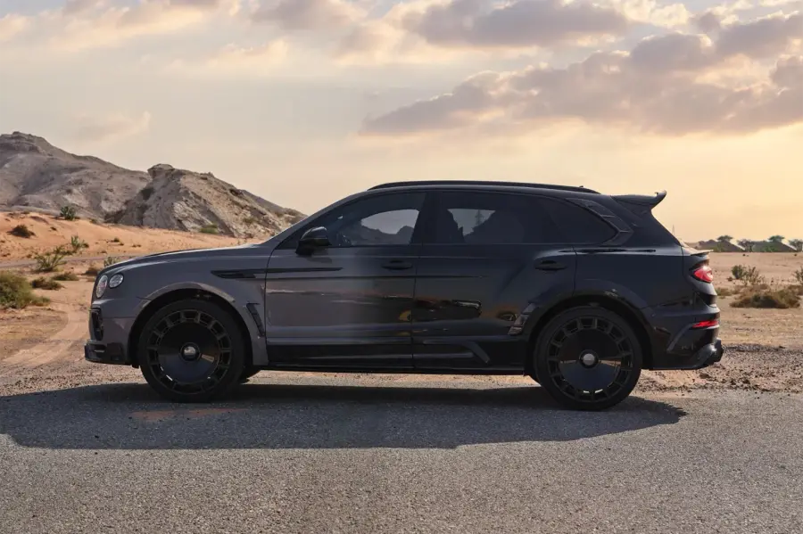 Alquile un Bentley Bentayga Mansory Negro en Dubái — foto 5 de 7