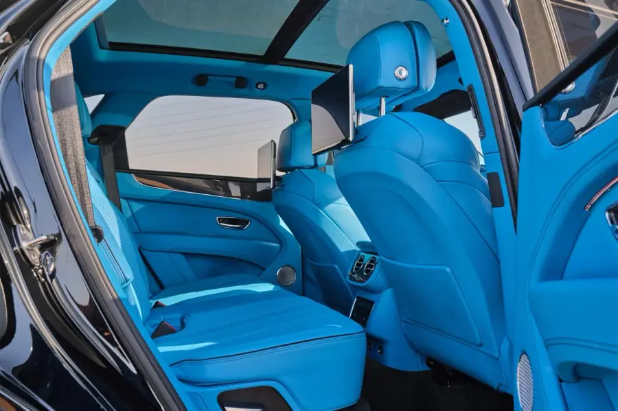 Alquile un Bentley Bentayga Mansory Negro en Dubái — foto 7 de 7
