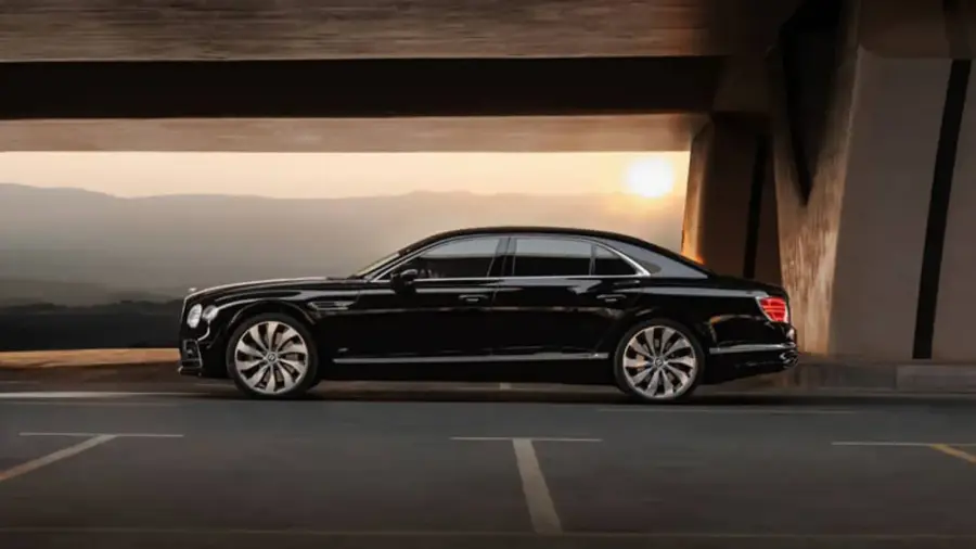 Rent Bentley Flying Spur Black in Dubai — photo 4 of 8