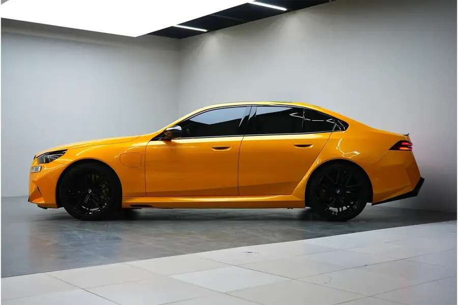 Rent BMW M5 Yellow in Dubai — photo 3 of 6
