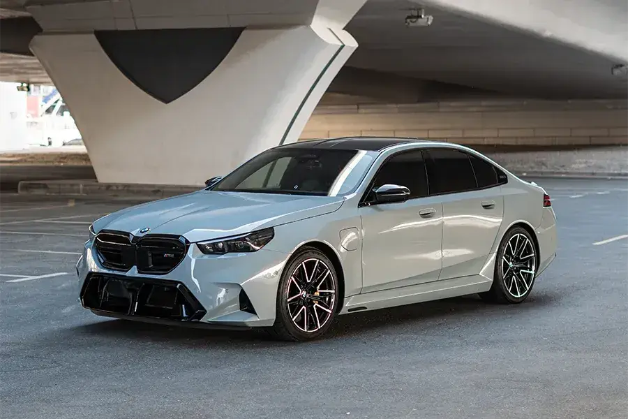 เช่ารถ BMW M5 Competition สีเทาในดูไบ — รูปที่ 2 จาก 7