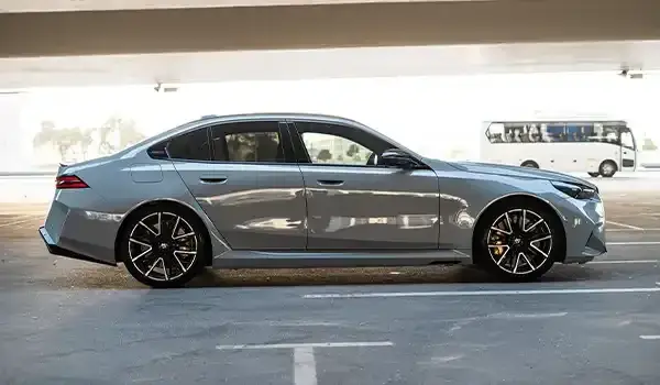 เช่ารถ BMW M5 Competition สีเทาในดูไบ — รูปที่ 4 จาก 7